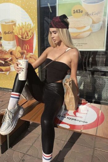 בלונדה מעסה חמה – בירושלים