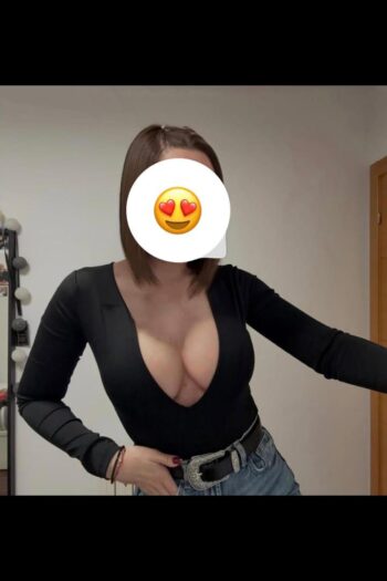 פצצה ברונטית מארחת קסומה חיפה
